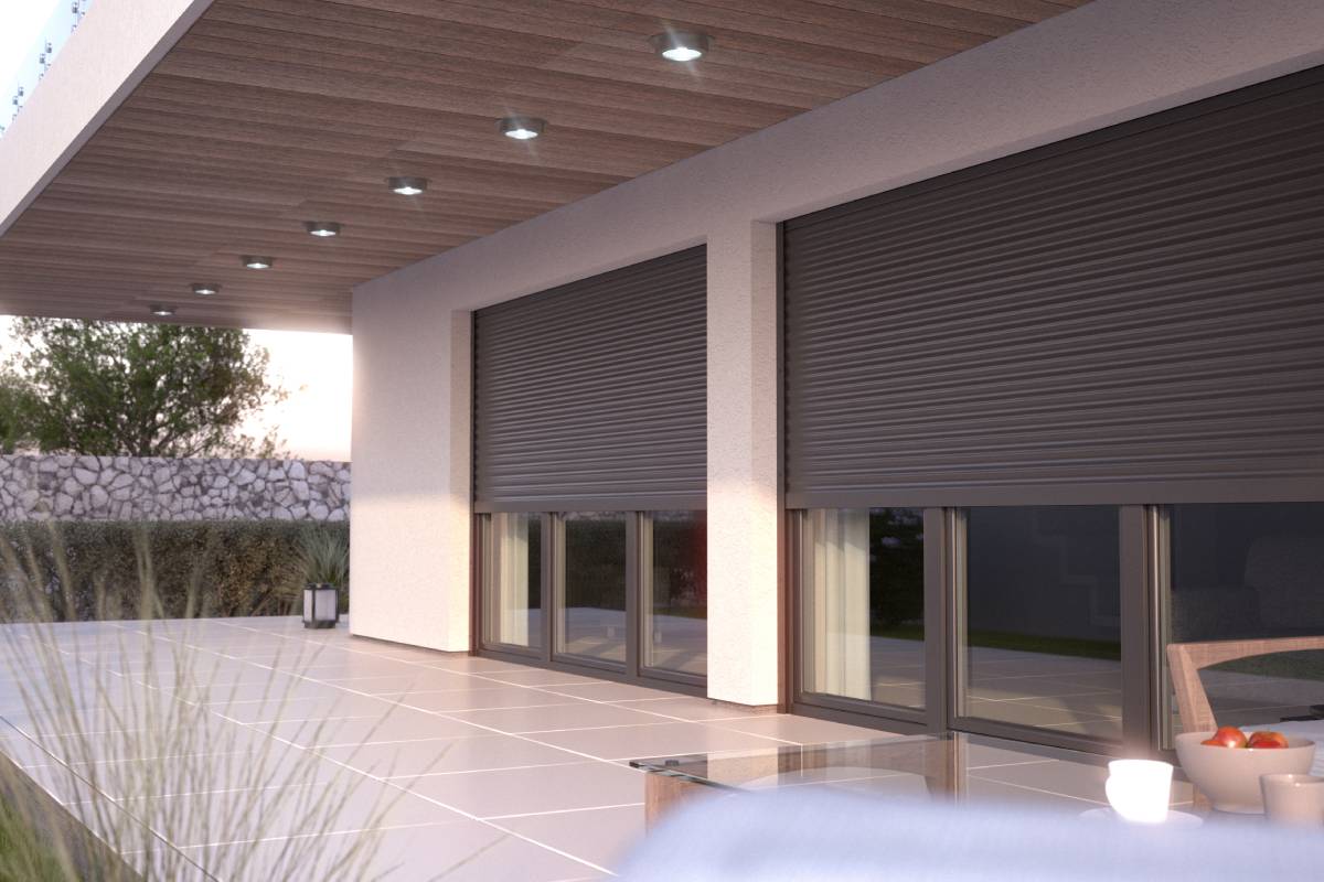 Technik montujący automatyczną roletę zewnętrzną na ramie okiennej budynku mieszkalnego