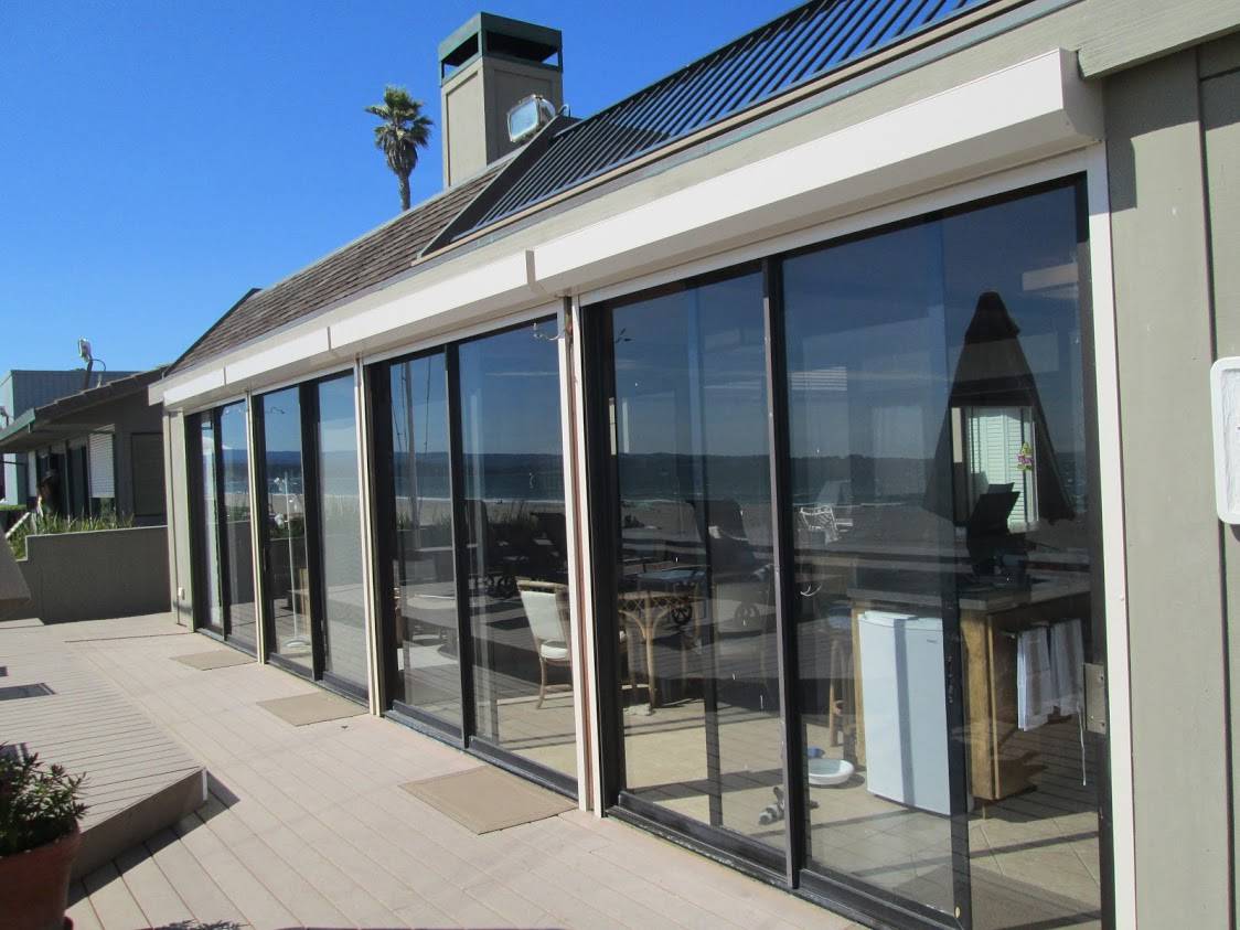 Nowoczesny dom z automatycznymi roletami zewnętrznymi opuszczonymi na wszystkich oknach