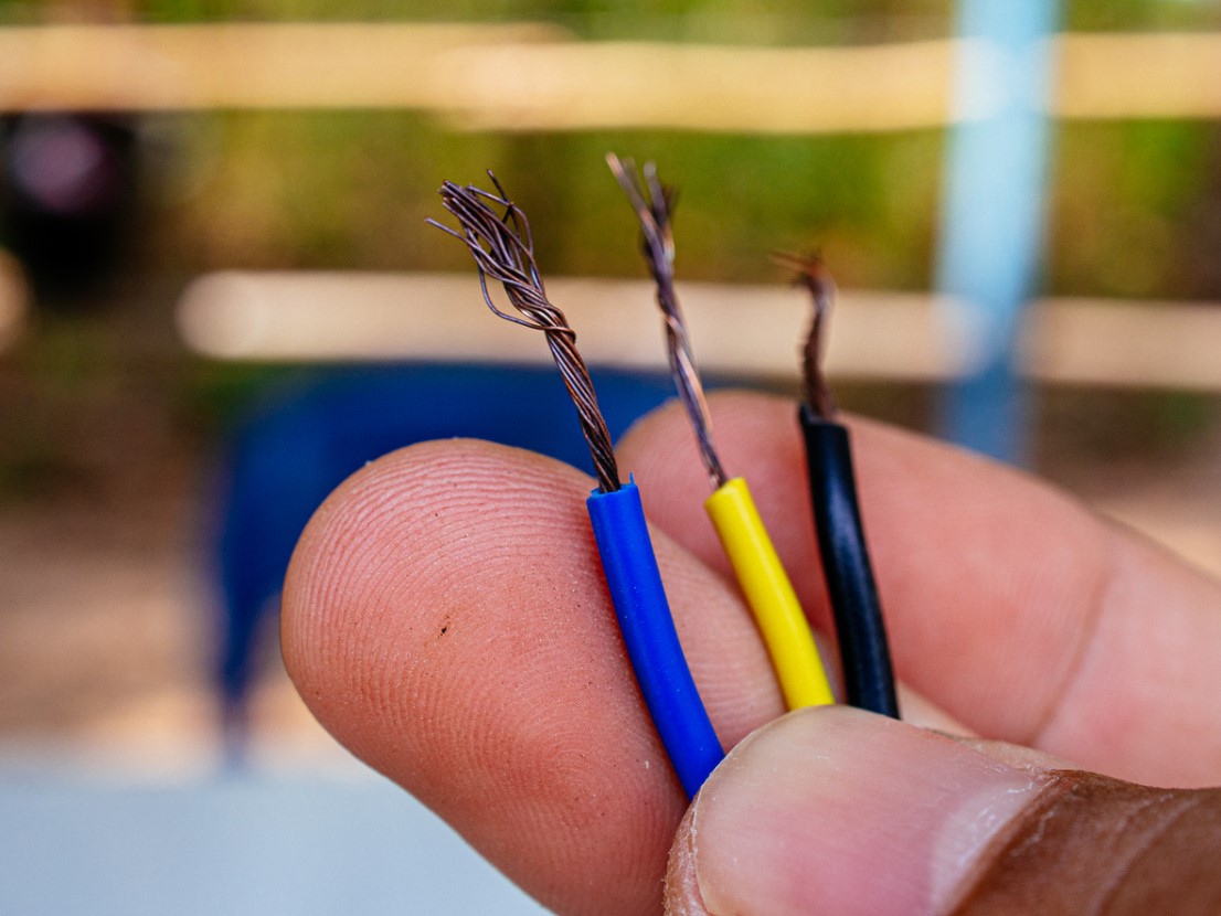 Uszkodzenia izolacji kabli powodujące ryzyko porażenia Uszkodzony kabel elektryczny z pękniętą izolacją i odsłoniętymi miedzianymi żyłami