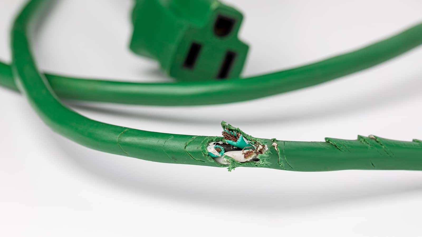 Prawidłowe uziemienie gniazdek w instalacji elektrycznej Gniazdko z bolcem uziemiającym podłączone do przewodu ochronnego w ścianie
