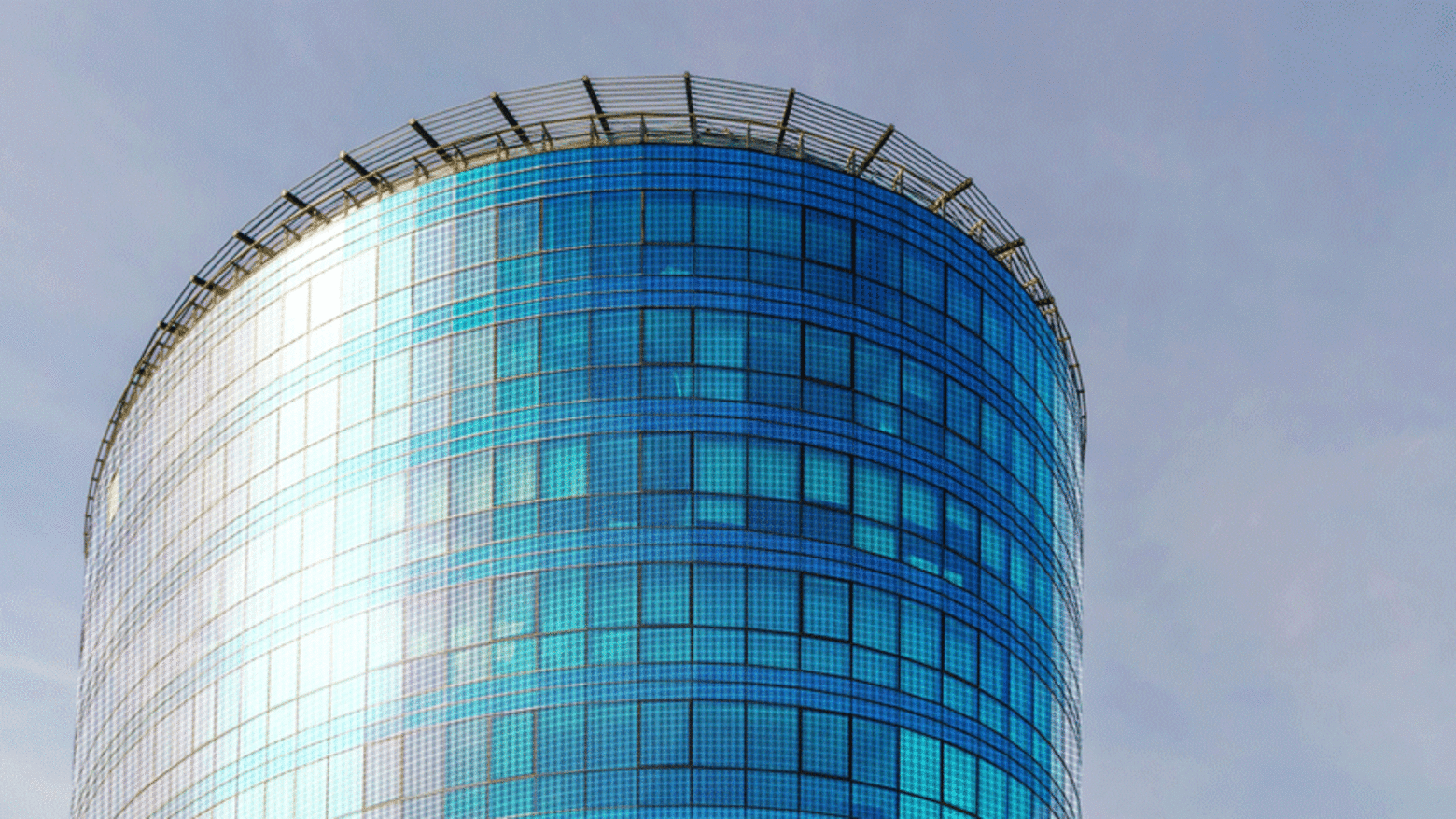 Cienki elastyczny panel fotowoltaiczny zwijany w rulon na białym tle w studio