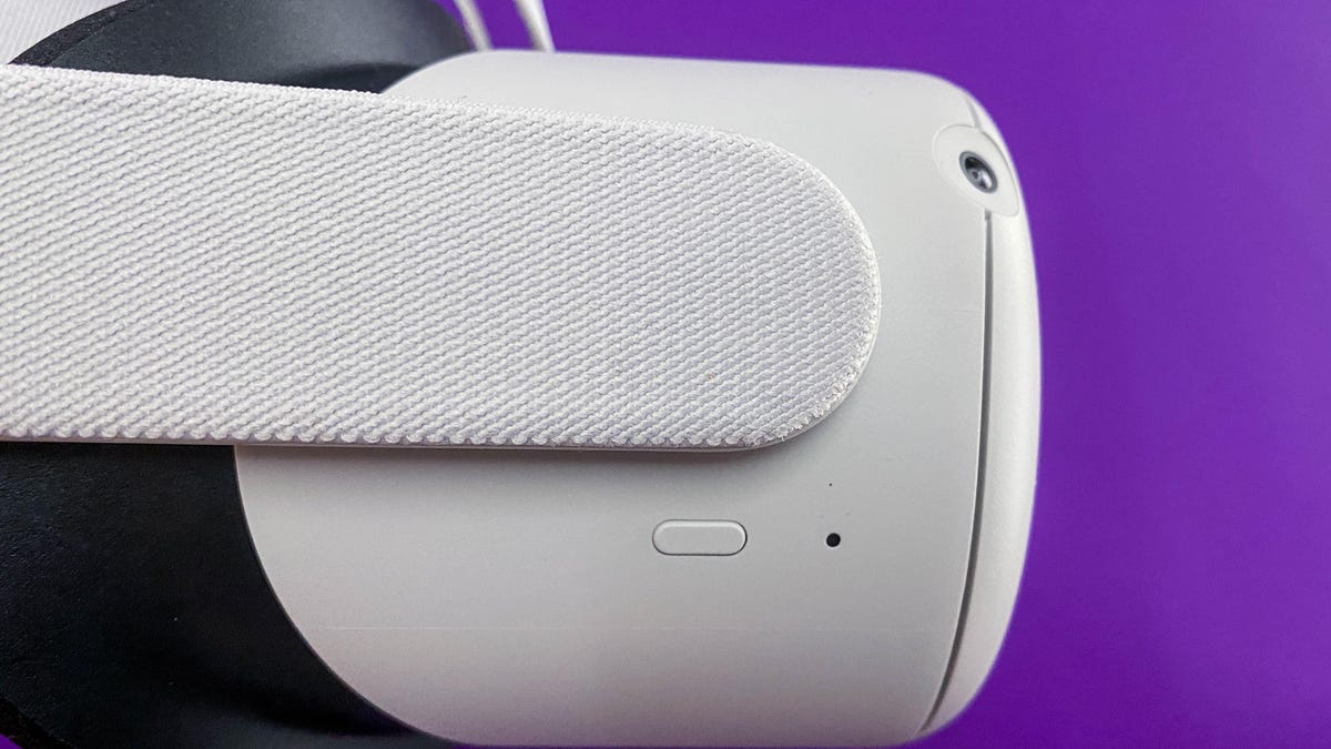 Ręce wkładające inteligentne gniazdko WiFi do zwykłego gniazda elektrycznego na białym tle