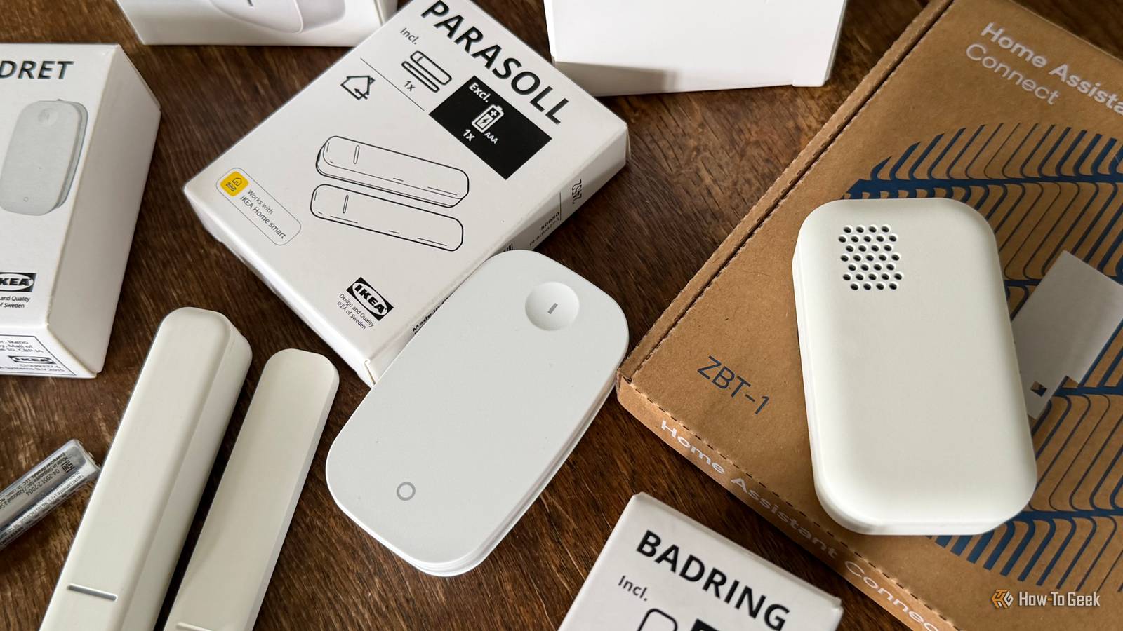 Białe inteligentne gniazdko WiFi w gniazdku ściennym z telefonem pokazującym aplikację sterującą