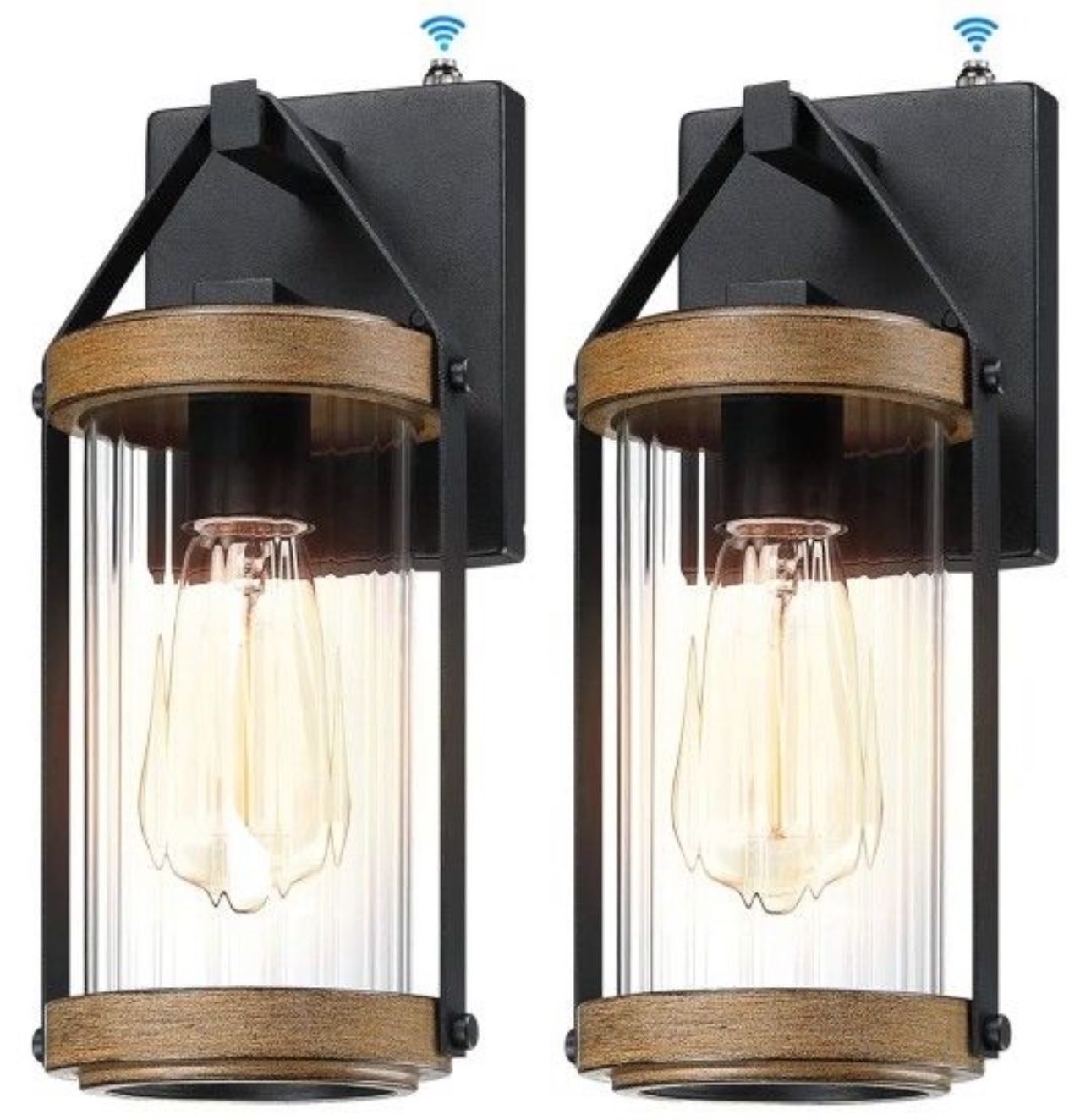 Solarna lampa z czujnikiem zmierzchu na trawniku z panelami fotowoltaicznymi