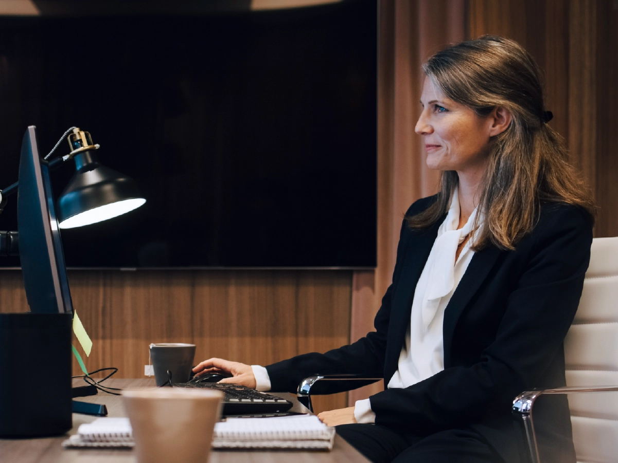 Nowoczesna lampa biurkowa z regulowanym ramieniem i obrotową głowicą LED na biurku