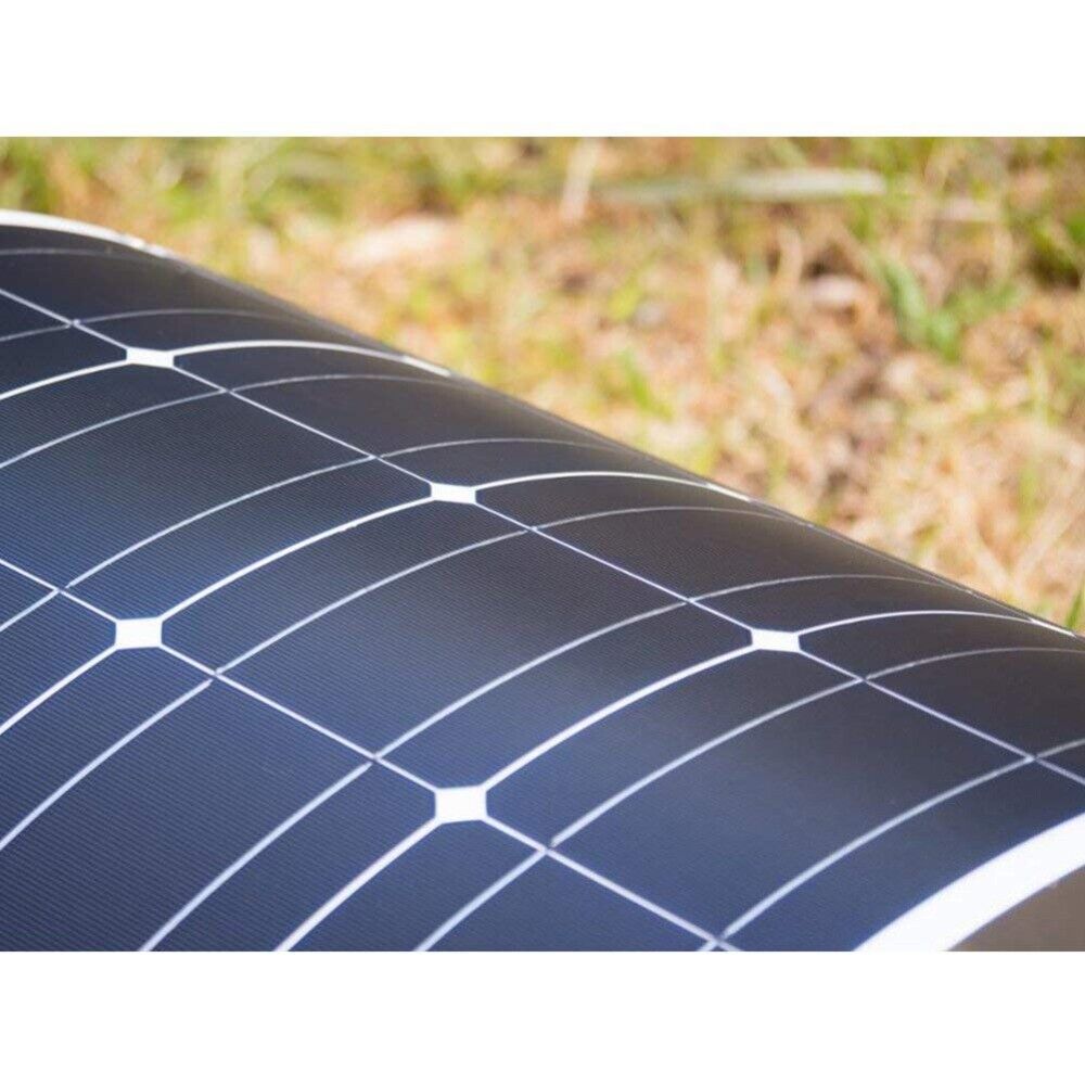 Elastyczne panele fotowoltaiczne rozłożone na płótnie namiotu kempingowego w lesie